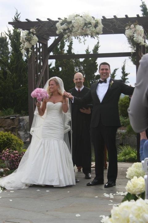 Best
Wedding Officiant officiating a wedding ceremony